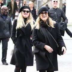 Wer ist denn jetzt wer? Reese Witherspoon und ihre Tochter Ava Phillippe, die sich sowieso schon unglaublich ähnlich sehen, scheinen ihren Spaß daran zu haben, die Pariser Paparazzi mit dem gleichen Look zu verwirren. 