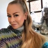 Auf Instagram verrät Jenny Elvers, mit welchem Beauty-Produkt sie den Glow auf ihren Wangen zaubert. Es scheint allerdings fast so, als habe sie neben dem Make-Up auch zu einer Fotobearbeitungs-App gegriffen. Ihr Gesicht wirkt  sehr fein gezeichnet und fast schon unscharf. Ihr Glow ist aber ohne Frage ein echter Hingucker. 