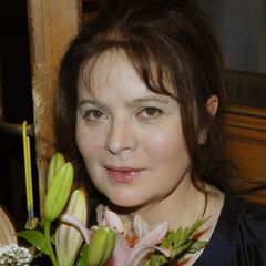 In den folgenden Jahren spielt Libuše Šafránková ausschließlich in tschechischen Produktionen mit und zieht sich 1990 komplett zurück. Nur 2008 bekommen wir sie noch einmal zu Gesicht (Foto). Als sie 2015 eine Verdienstmedaille überreicht bekommen soll, lässt sie sich von ihrer Schwester vertreten. Der traurige Grund: Sie ist in an Lungenkrebs erkrankt.