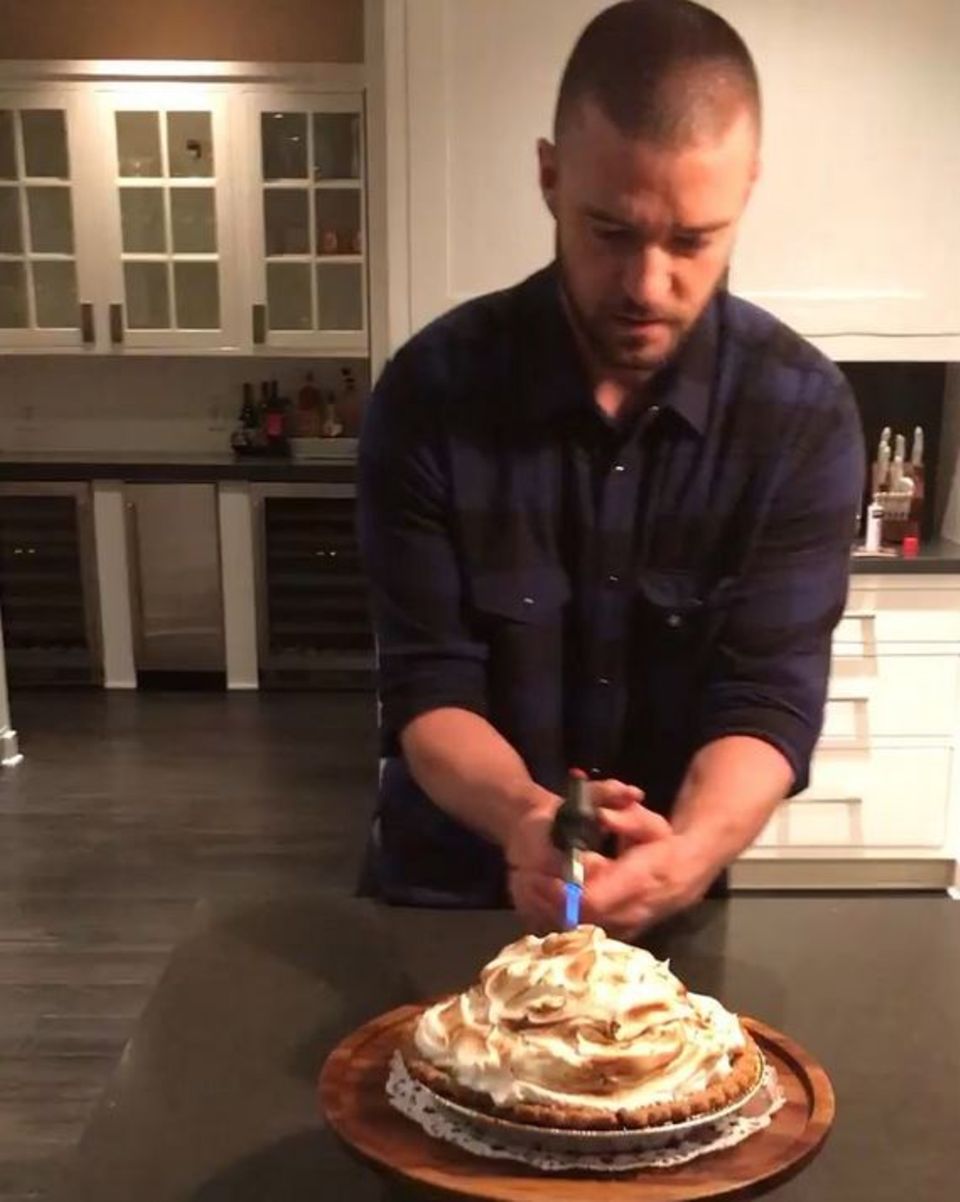 Justin Timberlake stellt unter Beweis, dass er ein guter Hausmann ist. Stolz postet Jessica Biel ein Foto, wie ihr Liebster einen Kuchen flambiert. 