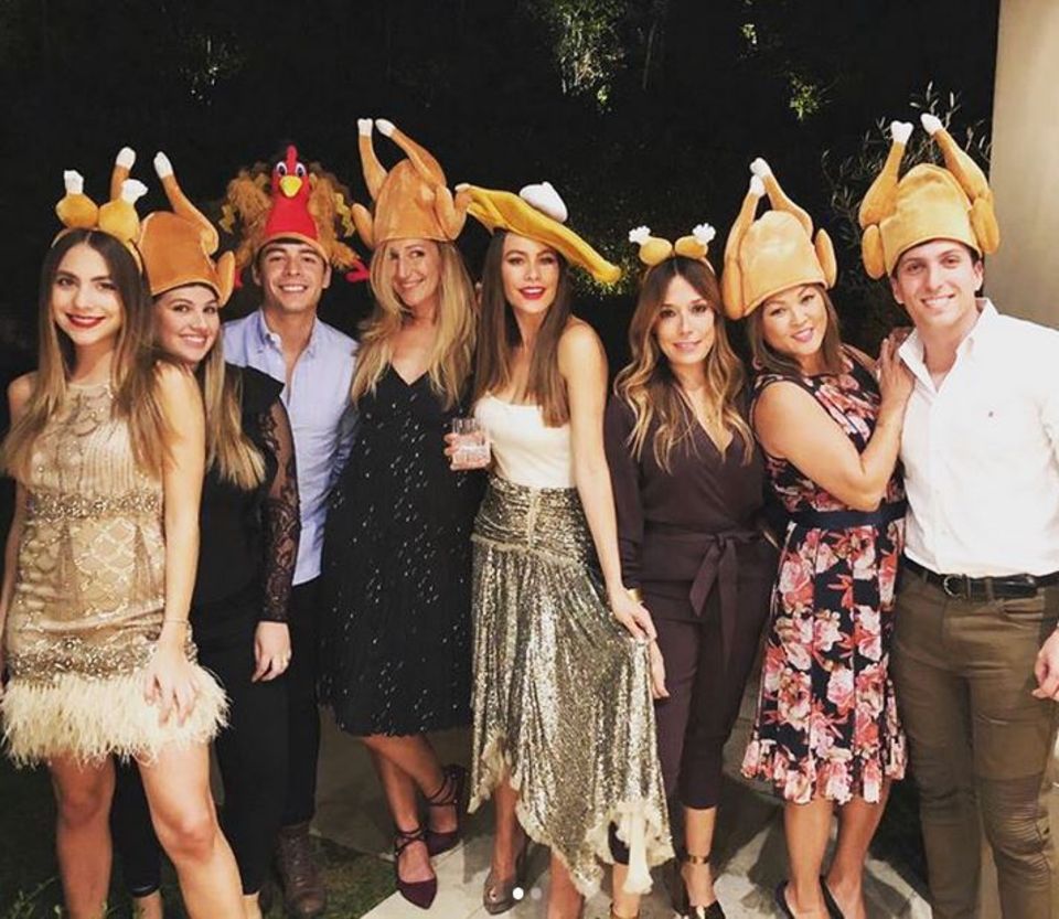 Sofia Vergara hat sich für dieses Jahr viel einfallen lassen. Gemeinsam mit ihren Freunden hat sie sich lustige Truthahn-Hüte aufgesetzt ... 