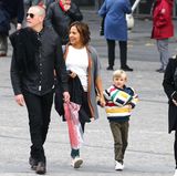 Es ist Tennessee James Toth, der mit seinen Eltern Jim Toth, Reese Witherspoon und seiner Nanny in Paris auf Sightseeing-Tour unterwegs ist. 