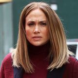 Im Oktober zeigte sich Jennifer Lopez noch mit extralanger, lockiger Wallemähne auf der Bühne, nun überrascht sie mit einem ganz neuen Look: Einem glatten Long-Bob. Aktuell dreht J. Lo einen Film in New York. Ob die Typveränderung was mit ihrer Rolle zu tun hat?