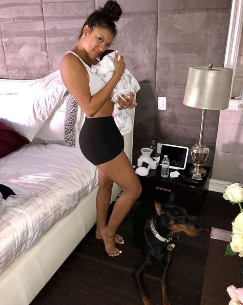 26. November 2017 Kevin Hart ist überglücklich: Der Comedian postet endlich ein Foto, auf dem sein Sohn Kenzo Kash in den Armen seiner Frau Eniko zu sehen ist (wenn auch nur sein süßes Köpfchen). Hund Roxy hat sofort die Bodyguard-Rolle übernommen und weicht dem Baby nicht von der Seite. 26. November 2017 Kevin Hart ist überglücklich: Der Comedian postet endlich ein Foto, auf dem sein Sohn Kenzo Kash in den Armen seiner Frau Eniko zu sehen ist (wenn auch nur sein süßes Köpfchen). Hund Roxy hat sofort die Bodyguard-Rolle übernommen und weicht dem Baby nicht von der Seite.