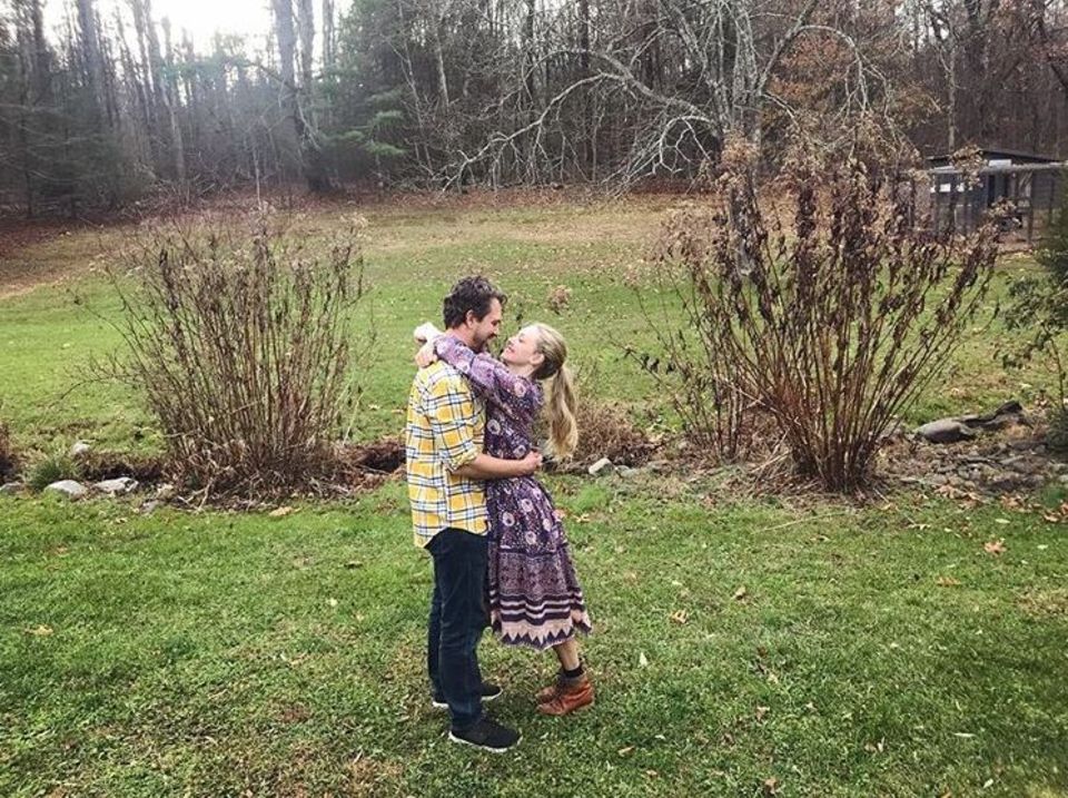 23. November 2017   In ihrem Ehemann Thomas Sadoski hat Schauspielerin Amanda Seyfried ihre große liebe gefunden. Mit liebevollen Bildern zeigt sie das gerne und oft auf Instagram.