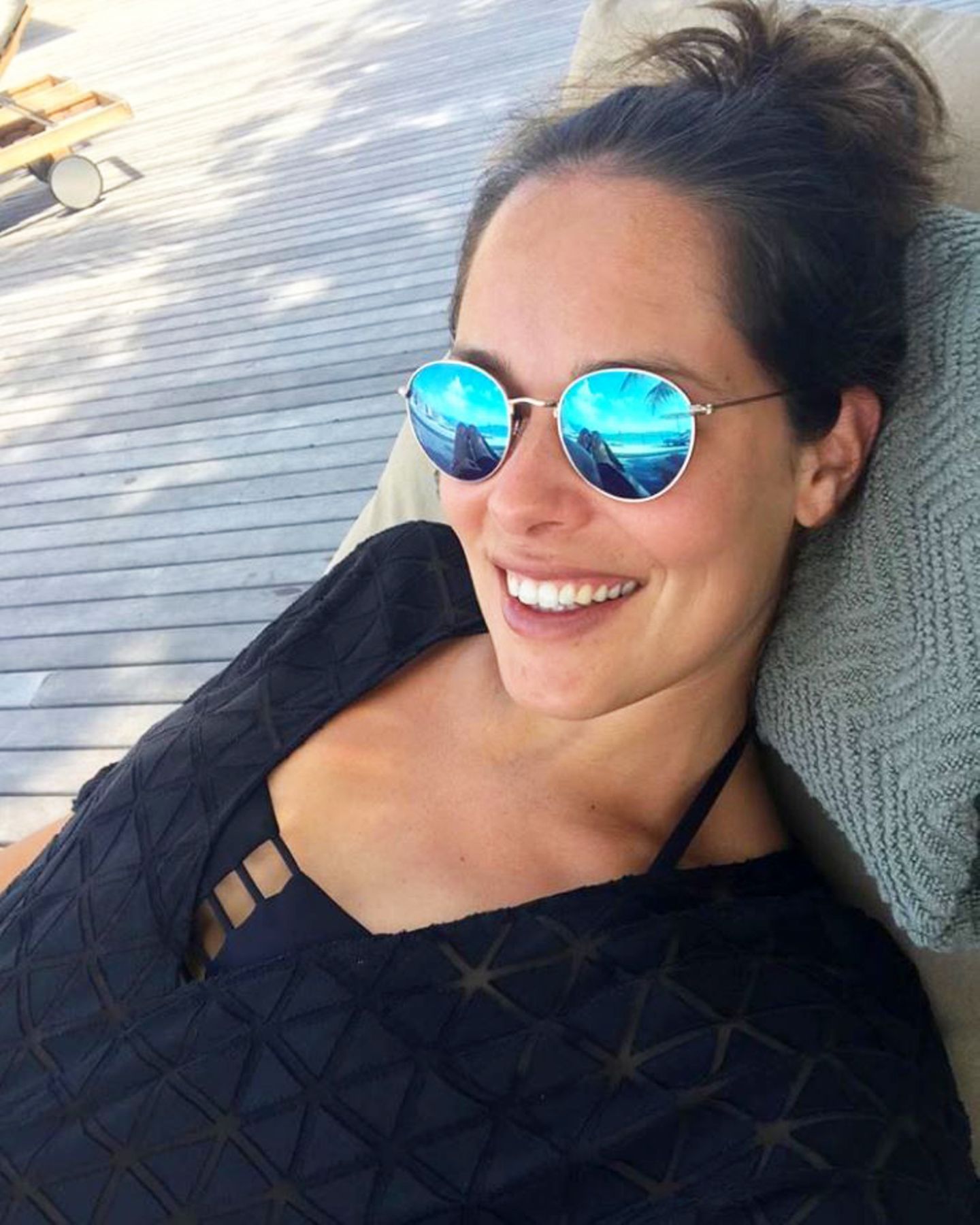 Mit diesem Schnappschuss wünscht Ana Ivanovic ihren Instagram-Fans einen schönen Sonntag. Die werdende Mama strahlt vor Glück. In ihrer Sonnenbrille spiegelt sich zudem ein süßes Detail: Während Ana mit der einen Hand ein Selfie knipst, streichelt sie mit der anderen zärtlich ihren Babybauch. 
