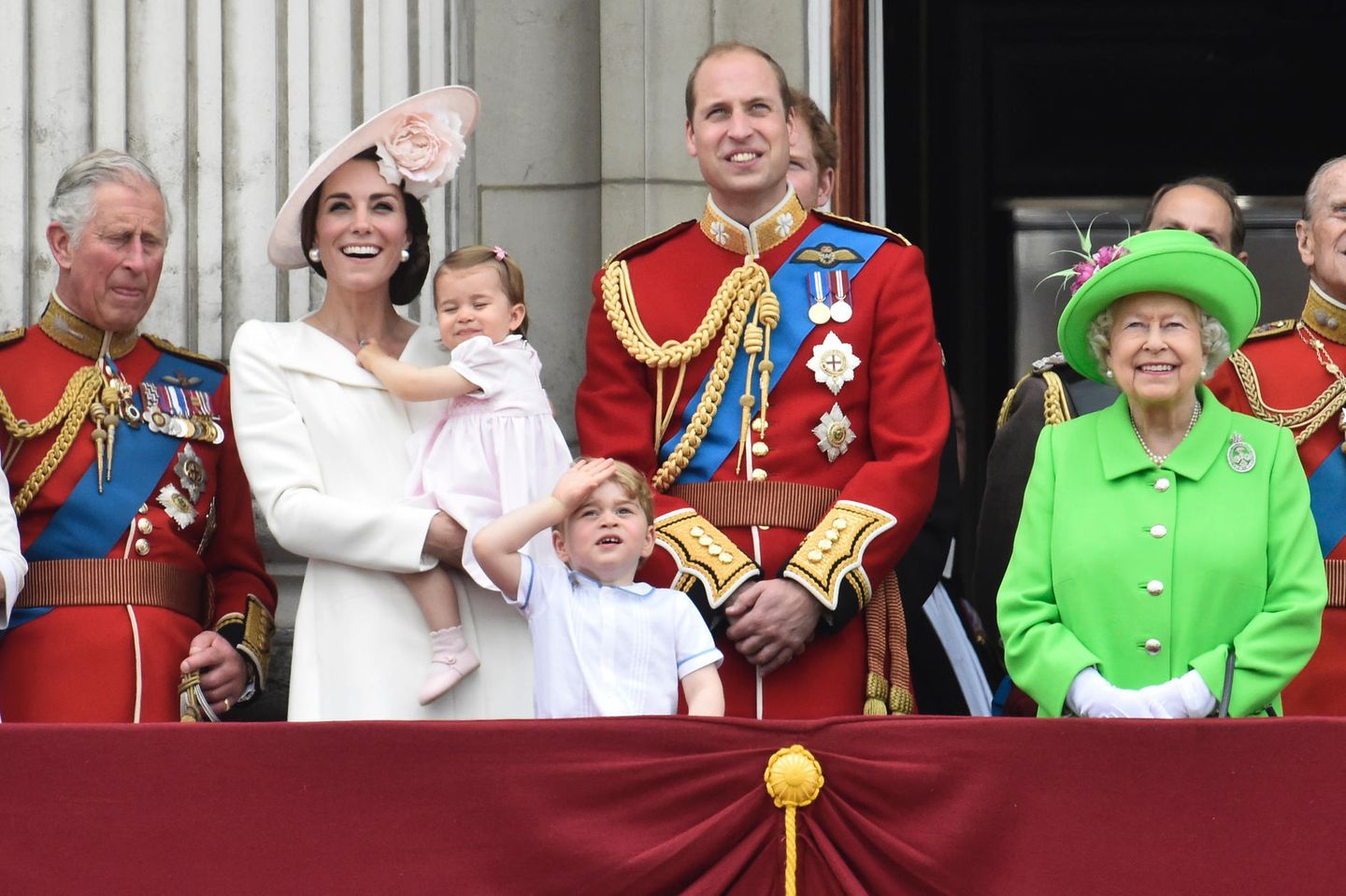 Prinz Charles, Herzogin Catherine, Prinzessin Charlotte, Prinz George, Prinz William, Königin Elizabeth, Prinz Philip