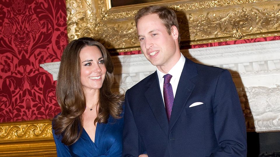 Modische Harmonie und strahlende Gesichter! Passend zu ihrem berühmten Verlobungsring mit großem Saphir strahlte Kate Middleton bei Bekanntgabe ihrer Verlobung am 16. November 2010 in diesem blauen Dress von Issa, das binnen kürzester Zeit vergriffen war – der sogenannte "Kate-Effekt" entstand. Auch Prinz William entschied sich für einen blauen Anzug.