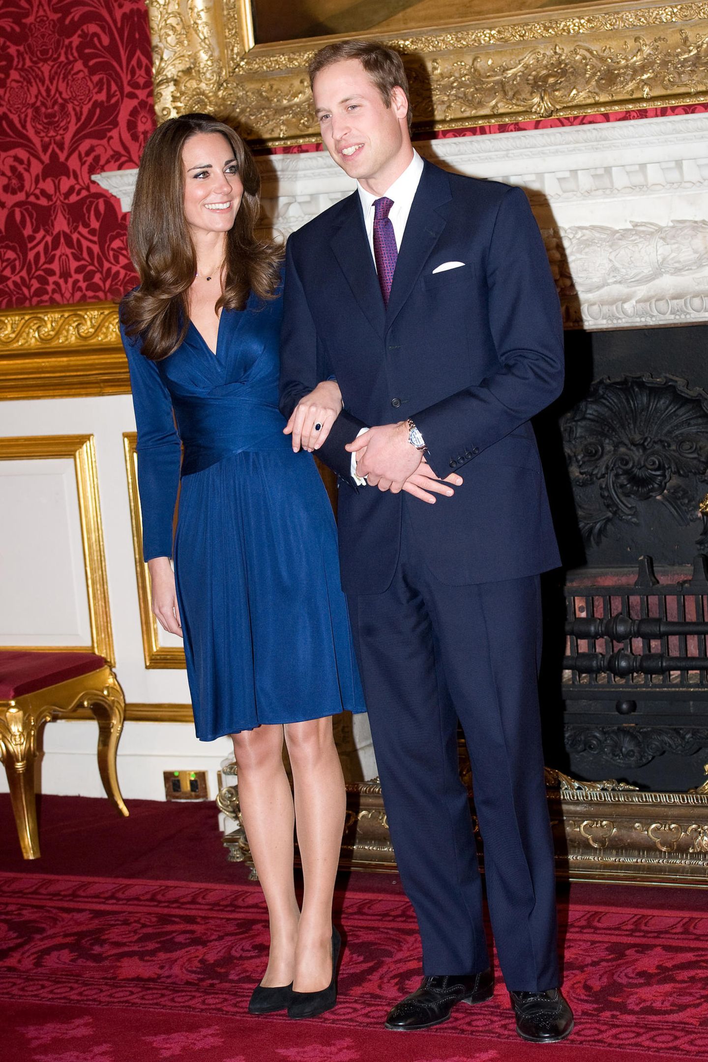 Passend zum berühmten Verlobungsring mit großem Saphir strahlte Kate Middleton bei Bekanntgabe ihrer Verlobung am 16. November 2010 in diesem blauen Dress von Issa, das binnen kürzester Zeit vergriffen war. Und auch Prinz William hatte sich, wie jetzt sein Bruder Harry für einen blauen Anzug entschieden.