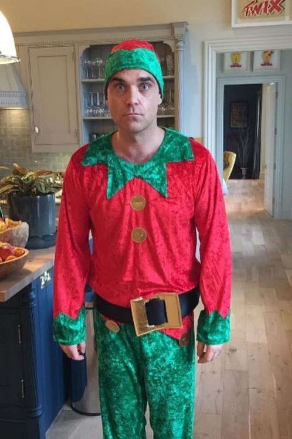 Robbie Williams stellt mit Erstaunen fest, dass es nur noch einen Monat bis Weihnachten ist. Das passende Outfit hat der Sänger jetzt schon gefunden. 