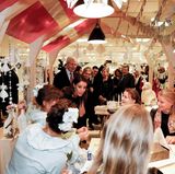 15. November 2017  Zeit für einen kleinen Besuch im weihnachtlichen Kaufhaus muss sein. Prinzessin Marie, die in Frankreich geboren ist, holt sich vielleicht Geschenkinspirationen aus ihrer Heimat.