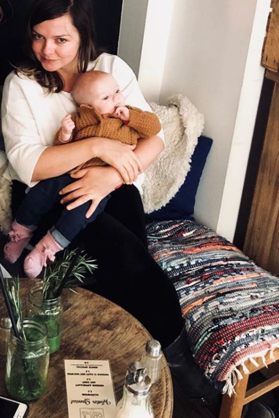 27. November 2017   "Kleine große Liebe", postet Annett Louisan. Mit Töchterchen Emmylou hat die Sängerin eine gemütliche Ecke zum Verweilen gefunden.