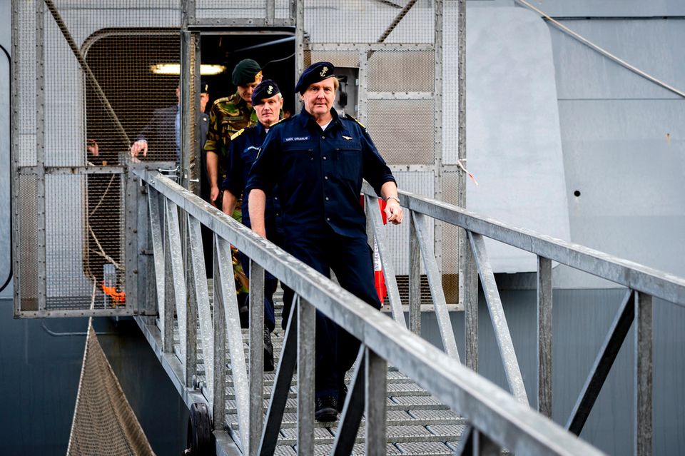 König Willem-Alexander: Sieht aus wie ein Militär-Werbevideo, ist aber nur ein König bei seinen ganz normalen Repräsentationsaufgaben: König Willem-Alexander besuchte den Admiralsrates der Königlichen Marine und inspizierte bei der Gelegenheit auch ein Versorgungsschiff. Sieht aus wie ein Militär-Werbevideo, ist aber nur ein König bei seinen ganz normalen Repräsentationsaufgaben: König Willem-Alexander besuchte den Admiralsrates der Königlichen Marine und inspizierte bei der Gelegenheit auch ein Versorgungsschiff.