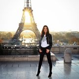 Alessandra Ambrosio vorm Eiffelturm