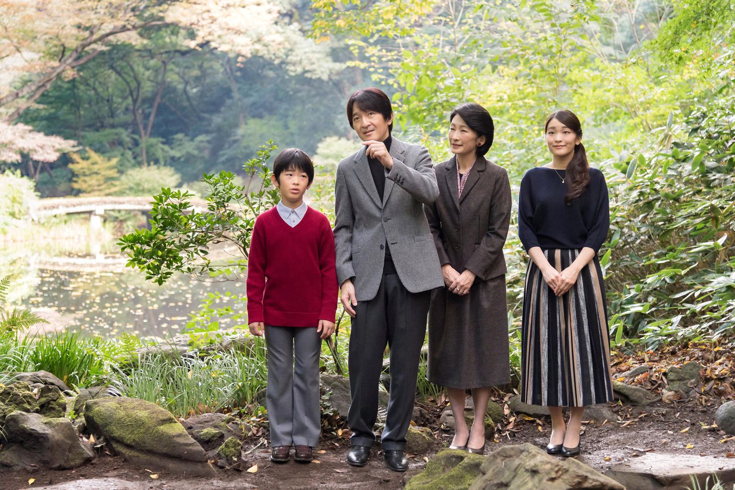 30. November 2017  Prinz Akishino feiert heute seinen 52. Geburtstag. Zu diesem Anlass wird eine neues Familienfoto veröffentlicht. Das Bild zeigt Prinz Akishino gemeinsam mit seiner Frau Prinzessin Kiko und den Kindern Prinz Hisahito und Prinzessin Mako, aufgenommen am 4. November im Garten ihrer Residenz in Akasaka. 