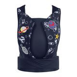 Stylische Mamas und kleine Entdecker dürften mit der "Space Rocket"-Fashion Collection so manches Kompliment absahnen. Babytrage "Yema Tie" von Cybex, ca. 190 Euro