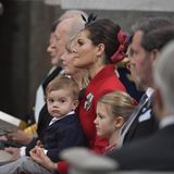 Prinz Oscar schaut ein wenig skeptisch. Schwester Estelle ist schon ein echter Tauf-Experte.