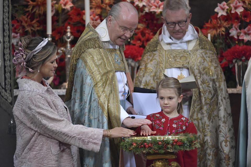 Prinz Gabriel: Prinzessin Estelle spielt wieder eine kleine Rolle. Gemeinsam mit Tante Madeleine an ihrer Seite meistert sie es super. Prinzessin Estelle spielt wieder eine kleine Rolle. Gemeinsam mit Tante Madeleine an ihrer Seite meistert sie es super.