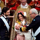 Wie seine Cousins und Cosuinen vor ihm erhält Prinz Gabriel seinen ersten Orden von Großvater Carl Gustaf zur Taufe.