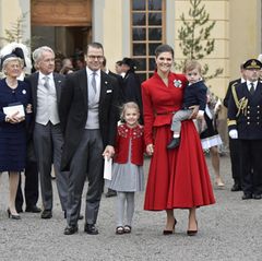 Prinzessin Victoria leuchtet im eleganten, roten Ensemble gerade bei dunklem Winterwetter besonders schön.