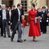 Prinzessin Victoria und ihre Lieben gehen Richtung Schloss.