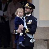 Alexander hatte sich kurz versteckt, aber Papa Carl PHilip hat seinen Ältesten erwischt und trägt ihn auf dem Arm aus der Kirche.