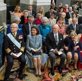 Rechts vom Altarsitzen König Carl Gustaf, Königin Silvia, Prinzessin Victoria (mit Oscar), Prinz Daniel und Chris O'Neill. Prinzessin Sofias Eltern, Erik Hellqvist, Marie Hellqvist, sitzen ebenfalls auf dieser Seite. Und Prinz Alexander ist kurz zu seiner Oma gelaufen.