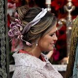 Farblich zum Valentino-Mantel passend schmückt Prinzessin Madeleine mit einem florale Haarkranz