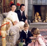 Wie idyllisch! Die Weihnachtsfotos aus dem Jahr 1981 zeigen nicht nur royale Gemütlichkeit, sondern auch, dass schon Prinz Carl Philip den dunkelblauen Anzug getragen hat. Damals war der Prinz 2 Jahre jung.