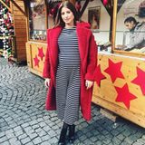 "Ringel Ringel Reihe am Christkindelmarkt...", schreibt Cathy Hummels zu diesem schönen Schnappschuss auf Instagram. Ihre Babykugel hüllt die Moderatorin in ein gestreiftes Kleid, das sie zu einem roten Teddy-Mantel kombiniert. 