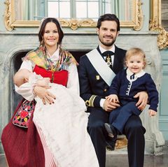 Das sind sie! Die offiziellen Taufbilder von Prinz Gabriel und seinen stolzen Eltern Sofia und Carl Philip und dem großen Bruder Alexander wurden vom schwedischen Könighshof veröffentlicht. 