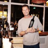 "Luna“, "Luna Marie“ und "Emma Tiger“ - so heißen nicht nur die Töchter von Til Schweiger. So hat der Schauspieler und Regisseur auch seine neuen Weine genannt, die er exklusiv für Hawesko kreiert hat. "Ich habe sie, wie der Fachmann sagt, selber cuvetiert“, so Schweiger zu GALA bei der Präsentation in seinem Hamburger "Barefoot Deli". "Angebaut wurden sie von zwei ganz tollen Winzern, einem aus Deutschland und einem aus Italien, die beide ganz auf organischen Weinanbau setzen. Ich liebe Menschen, die das, was sie machen, mit Passion und Leidenschaft tun.