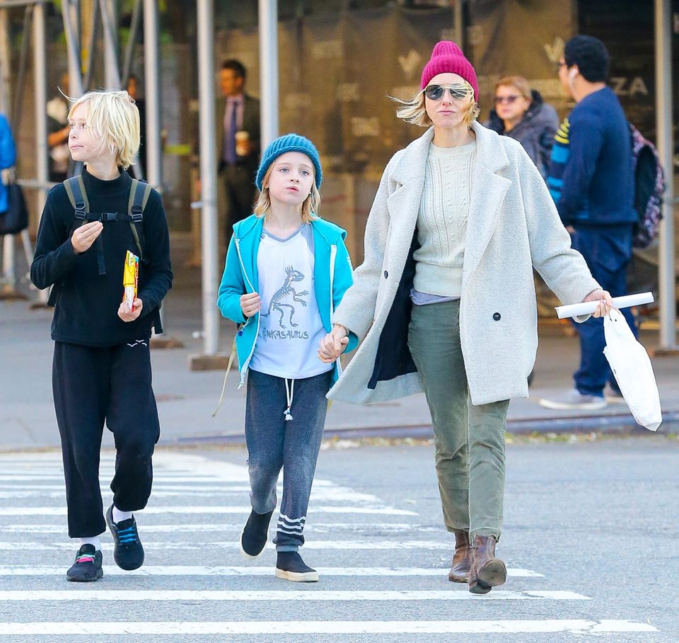29. November 2017   Stylishes Dreiergespann unterwegs in New York: Naomi Watts mit ihren immer größer werdenden Kindern Alexander und Samuel.