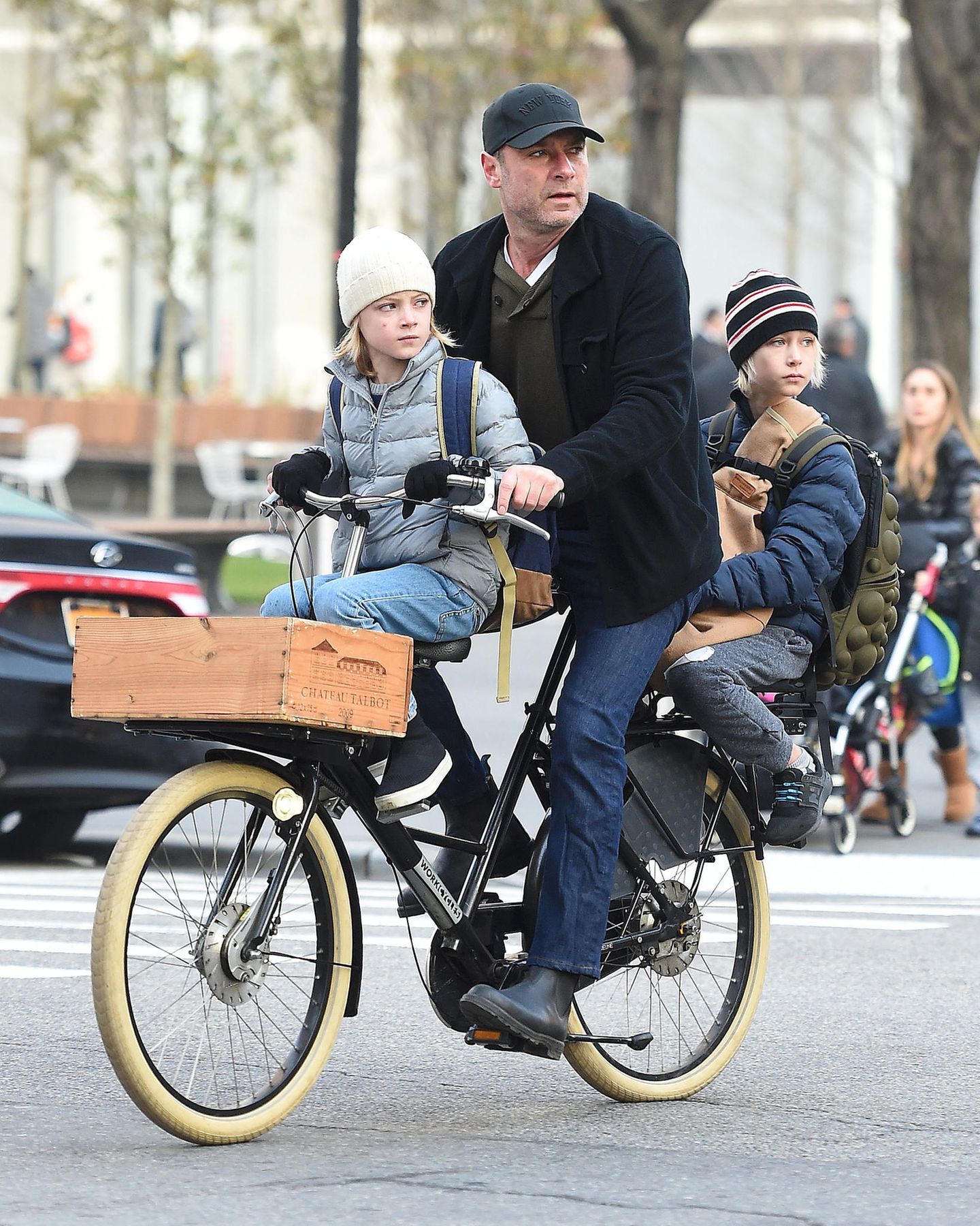 4. Dezember 2017   Das gibt es öfter auf den Straßen New Yorks zu seen: Liev Schreiber und seine Jungs unterwegs auf dem Rad.