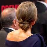 Letizias Haare sind zu einem raffinierten Knoten an ihrem Hinterkopf gebunden. 