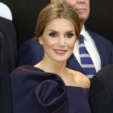 Zum schulterfreien Kleid wählt Königin Letizia eine von vorne recht einfach wirkende Hochsteck-Frisur. Aber von hinten verzückt sie noch viel mehr!