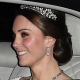Für den Empfang für das Diplomatische Korps im Buckingham Palace hat Herzogin Catherine Anfang Dezember 2017 die alten Schmuckstücke der britischen Königsfamilie durchforstet und ist dabei auf das "Cambridge Lover’s Knot" gestoßen, das wir nicht zum ersten Mal zu Gesicht bekommen...
