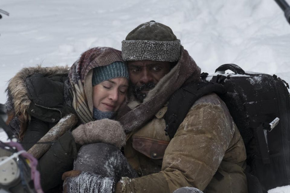 Alex Martin (Kate Winslet) und DR. Ben Brass (Idris Elba) sind "Zwischen zwei Leben"