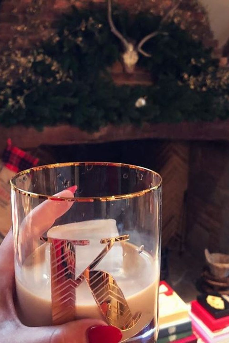 Kelly Brook hat nach anfänglichen Schwierigkeiten endlich ihren Kamin fertig weihnachtlich geschmückt. Als Belohnung gönnt sie sich ein Gläschen Baileys. Kelly Brook hat nach anfänglichen Schwierigkeiten endlich ihren Kamin fertig weihnachtlich geschmückt. Als Belohnung gönnt sie sich ein Gläschen Baileys.