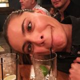 Ja, so ein netter Abend mit leckeren Drinks kann schnell lustig werden. Sophia Thomallas Gesicht beschreibt ihre heitere Stimmung ganz treffend.