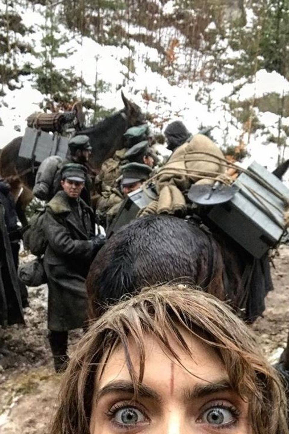 Cara Delevingne gewährt uns einen Blick auf das Set der kommenden Fantasy-Serie "Carnival Row", in der sie unter anderem neben Orlando Bloom spielt. Cara Delevingne gewährt uns einen Blick auf das Set der kommenden Fantasy-Serie "Carnival Row", in der sie unter anderem neben Orlando Bloom spielt.
