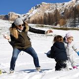 7. Dezember 2017  Michelle Hunziker hat mit den Töchtern Sole und Celeste jede Menge Spaß im verschneiten   San Cassiano, Italien. Zuerst steht eine wilde Schneeballschlacht auf dem Programm ...  