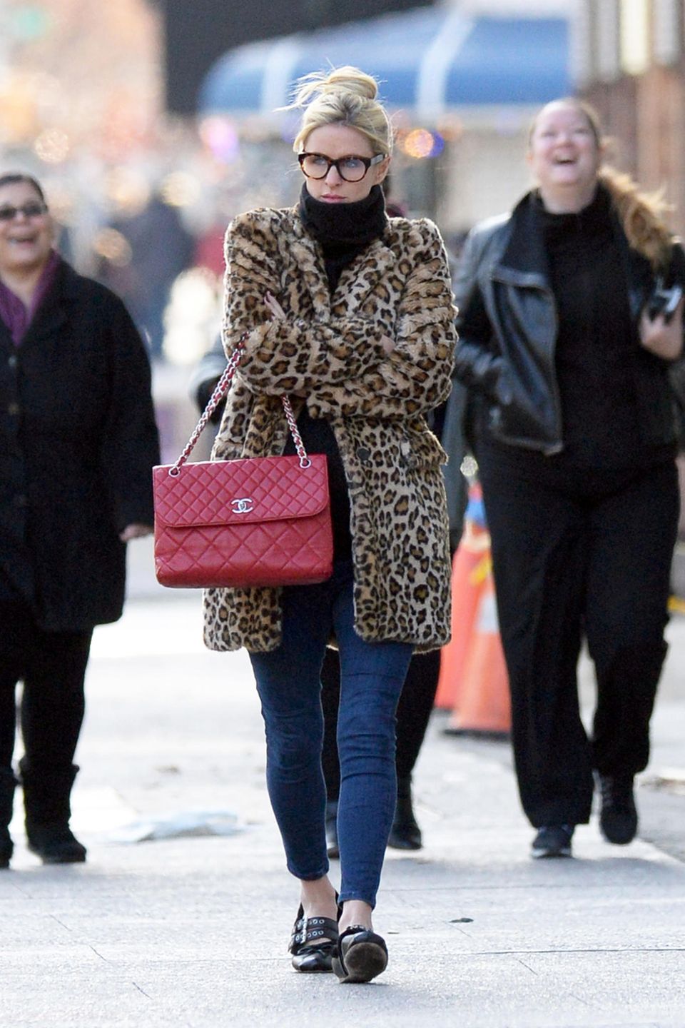 Nicky Hilton wärmt ihre süße Babykugel im kuscheligen Leo-Print Mantel, Blickfang ist aber eher noch die rote Chanel-Tasche.