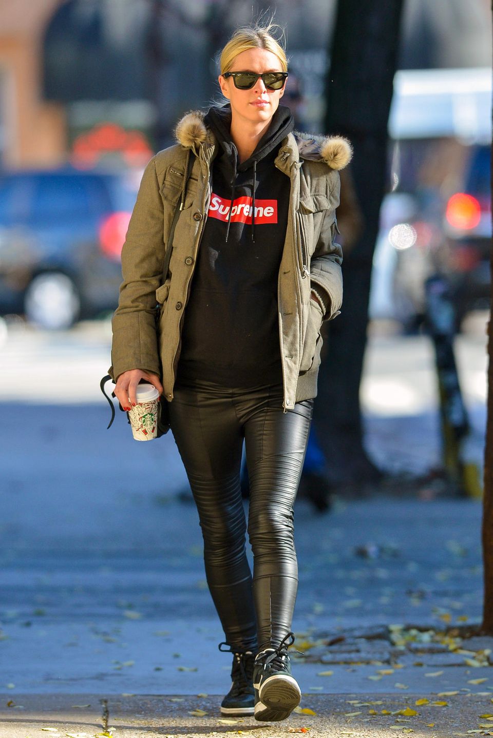 Lässig bis zur Geburt ihres zweiten Babys: Nicky Hilton streift mit ihrem runden Babybauch in schwarzer Lederhose und sportlichem Hoodie durch Manhattan.