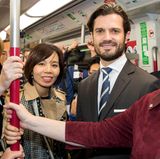 Prinz Carl Philip besucht mit einer Wirtschaftsdelegation Hongkong und reist dabei stilecht mit der U-Bahn zum nächsten Termin. 