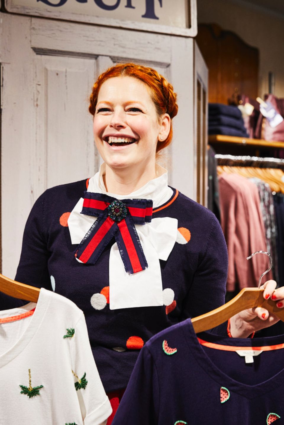 5. Dezember 2107  Auch wenn der weihnachtlich geschmückte Shop etwas anderes vermuten lassen würde, Enie van de Meiklokjes und das britische Fashion-Label "White Stuff" präsentieren in Köln die kommende Frühjahr/Sommer-Kollektion.  