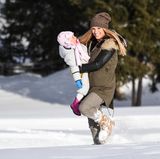 9. Dezember 2017  Michelle Hunziker tobt mit ihren Töchtern durch die weiße Landschaft. 
