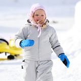 9. Dezember 2017  Rotes Näschen und rote Bäckchen: Die kleine Celese tobt sich im Schnee so richtig aus.