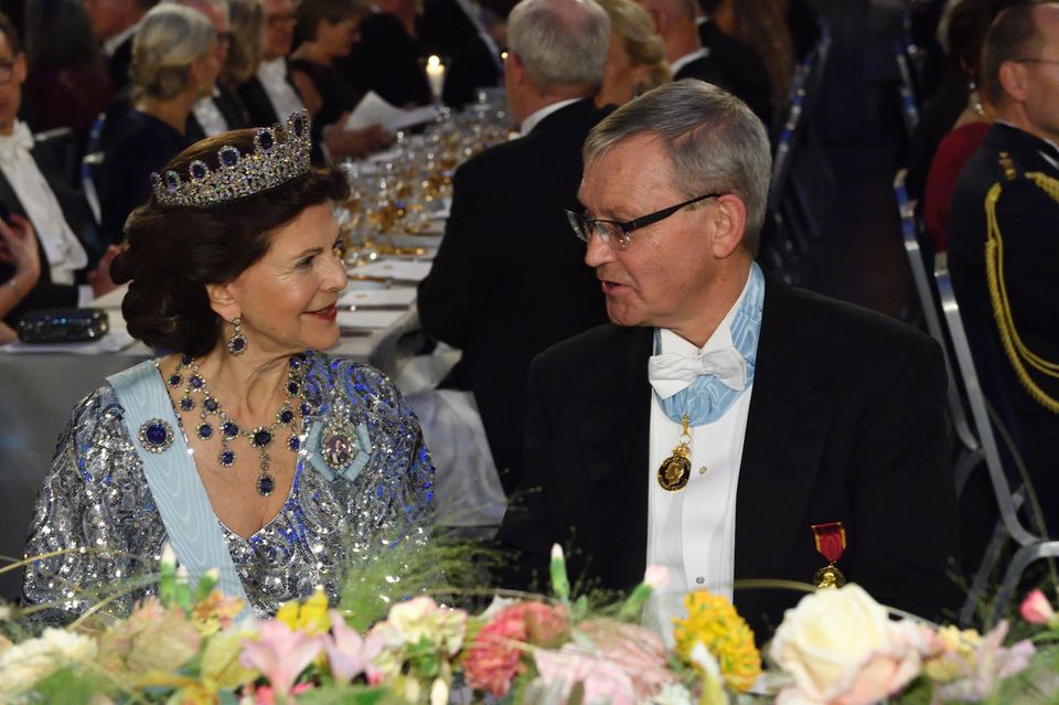 Prinzessin Victoria + Co: Königin Silvia unterhält sich mit Stiftungsleiter Professor Heldin. Königin Silvia unterhält sich mit Stiftungsleiter Professor Heldin.