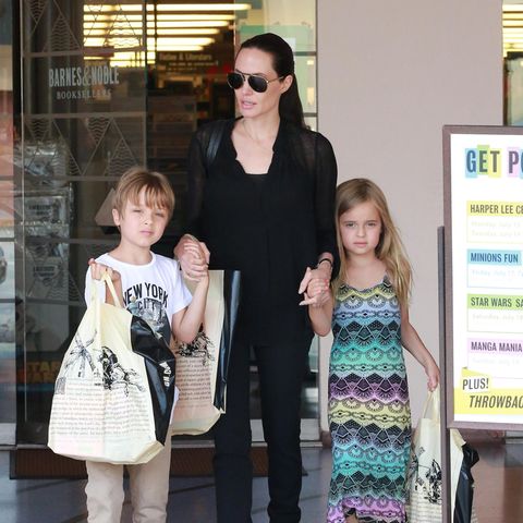 Im Juli 2015 zeigt sich die siebenjährige Vivienne, hier mit Mama Angelina und Zwillingsbruder Knox, im buntem Maxi-Kleid und mit langen Haaren in Los Angeles.